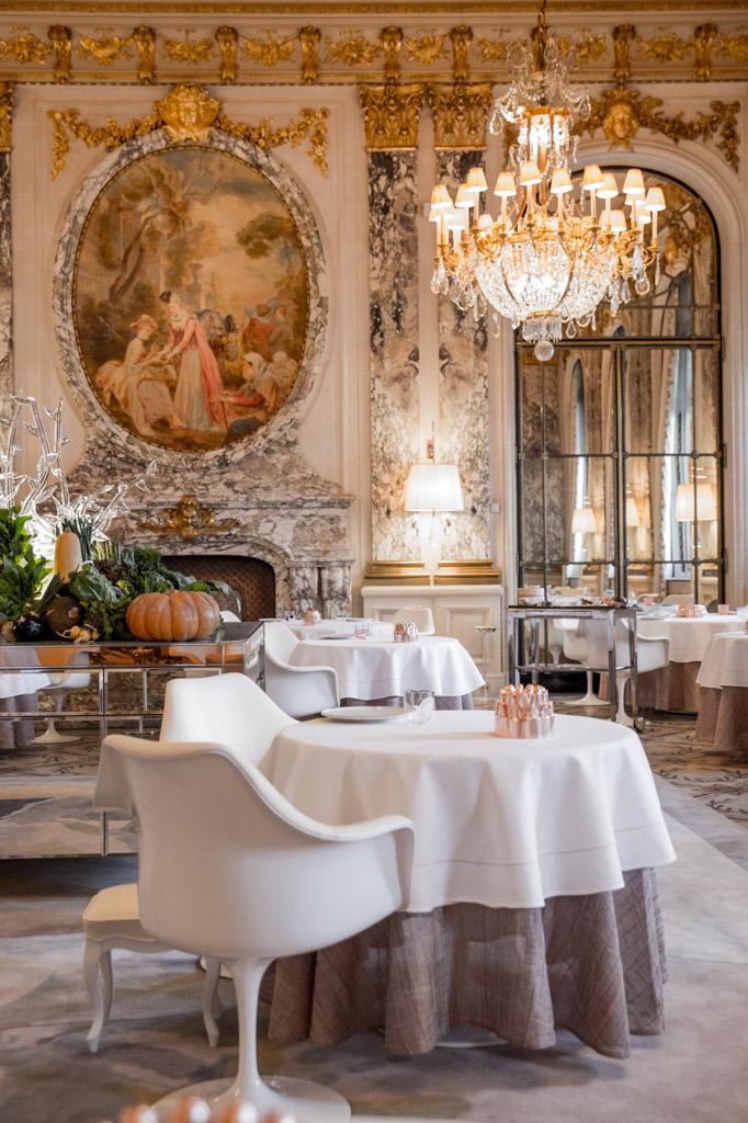 ... la touche contemporaine de Philippe Starck est désormais omniprésente, comme en témoignent ces chaises Tulip, un classique du designer finlandais Eero Saarinen