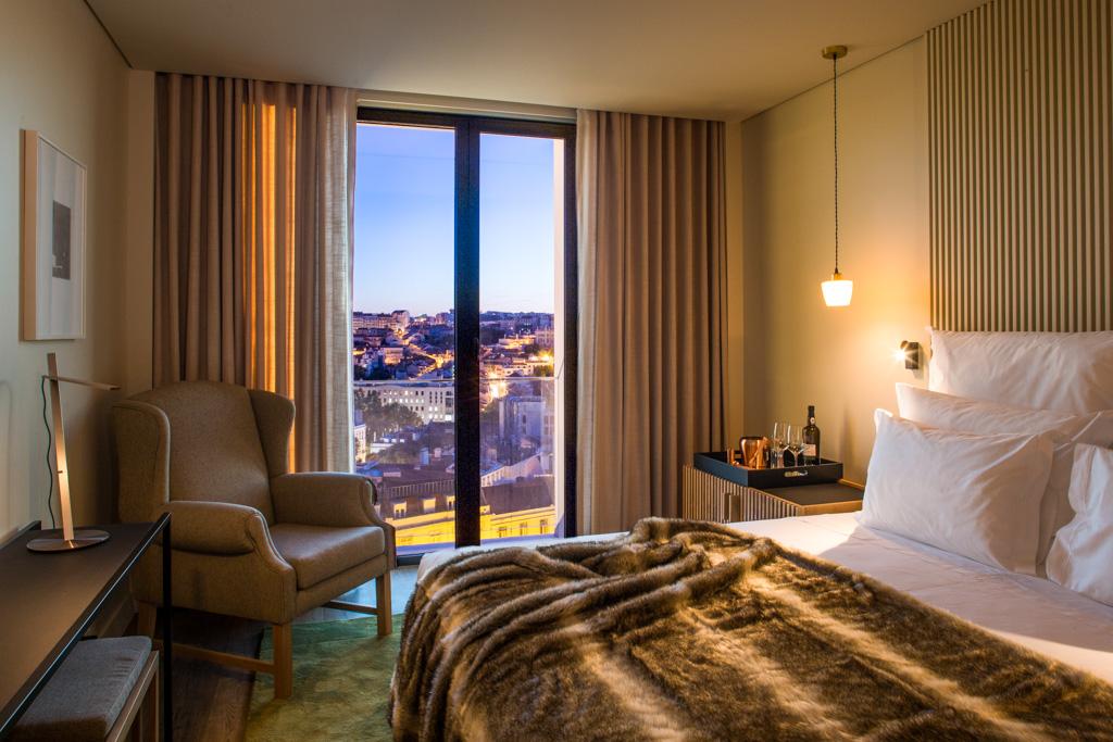 L’adresse au design contemporain propose des vues sur la ville depuis une bonne partie de ses 41 chambres