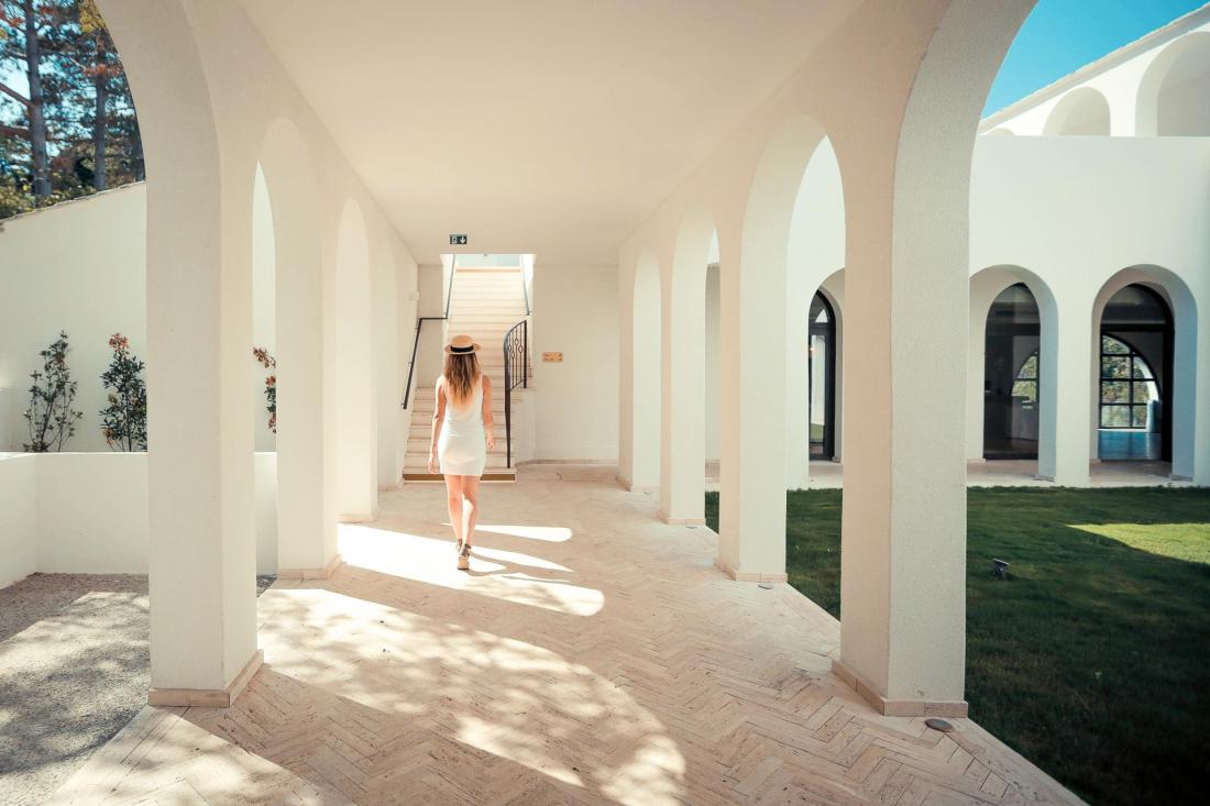 Pour sa première signature hôtelière, l’architecte et décoratrice d’intérieur Olympe Zographos mêle influences grecques et corses
