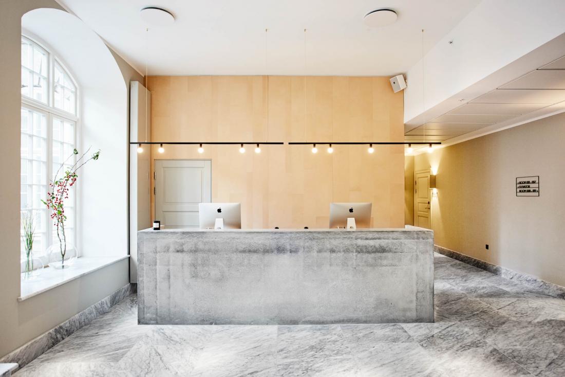 À l’intérieur, un décor épuré attend les hôtes de ce nouvel hôtel design de référence en ville
