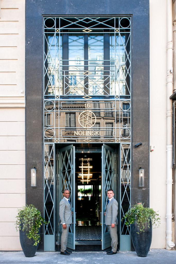 L’entrée de boutique-hôtel de grand luxe est situé au 16 avenue de l’Opéra, à deux pas du Louvre et du Palais Royal