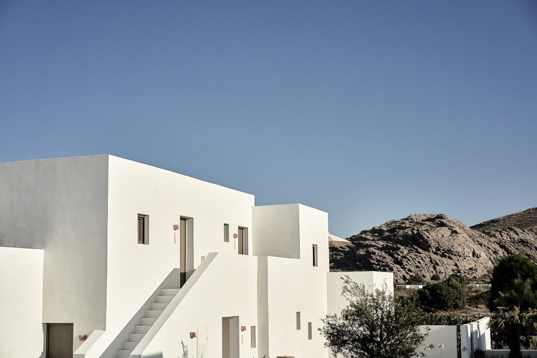 Avec sa façade blanche et ses lignes droites, l’architecture de l’hôtel fait écho à celle traditionnelle des îles grecques