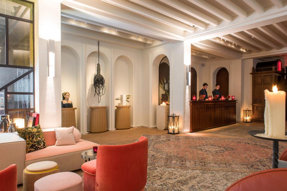 Le lobby, lumineux, introduit des éléments de décor issus de l’univers ecclésiastique, comme les bougie ou... un confessional !
