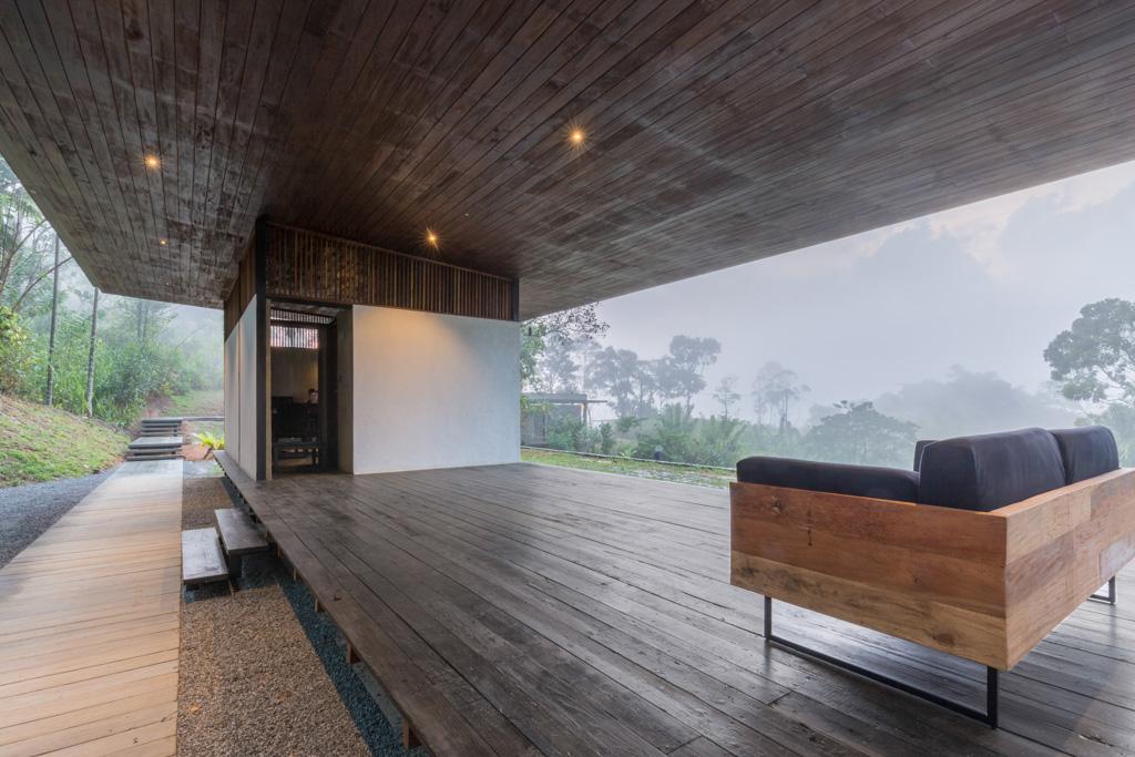 Le Santani se distingue d’abord par son architecture contemporaine minimaliste