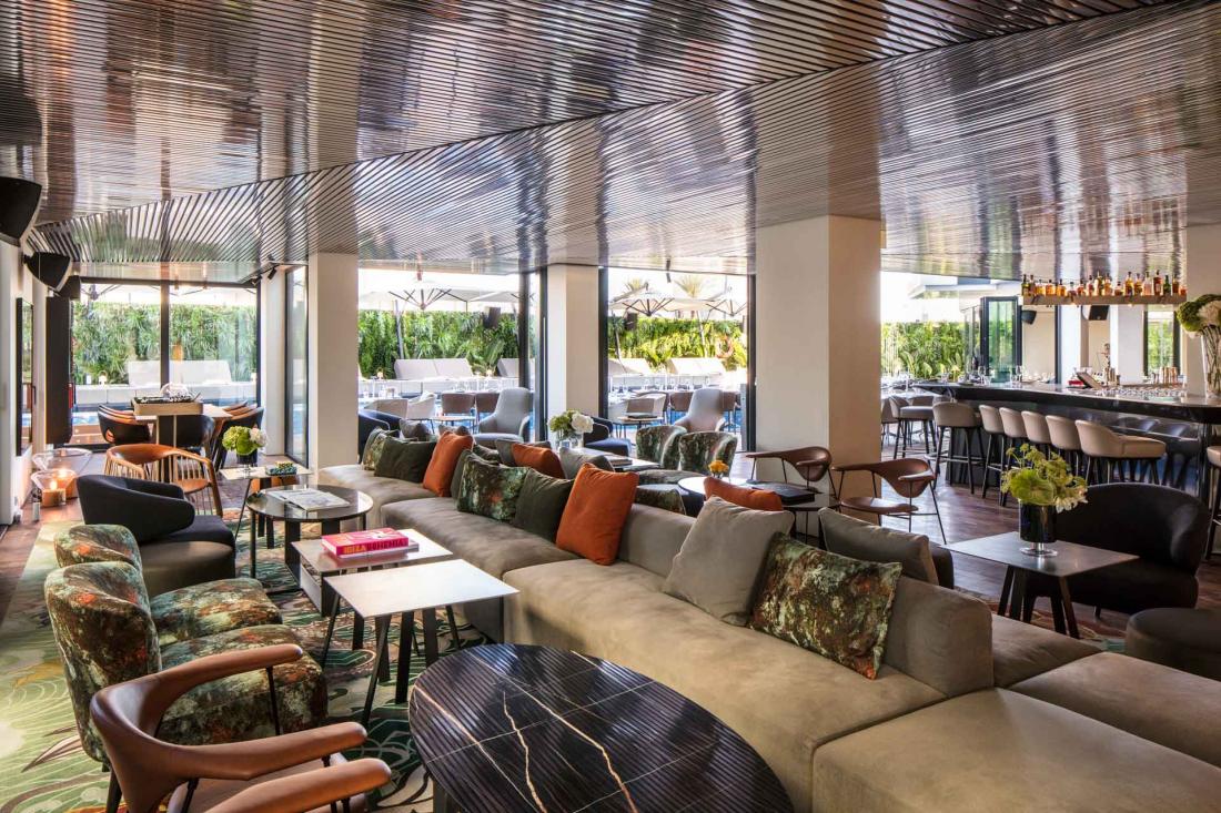 À l’intérieur, un vaste lobby met en avant l’esprit contemporain des adresses Sir Hotels
