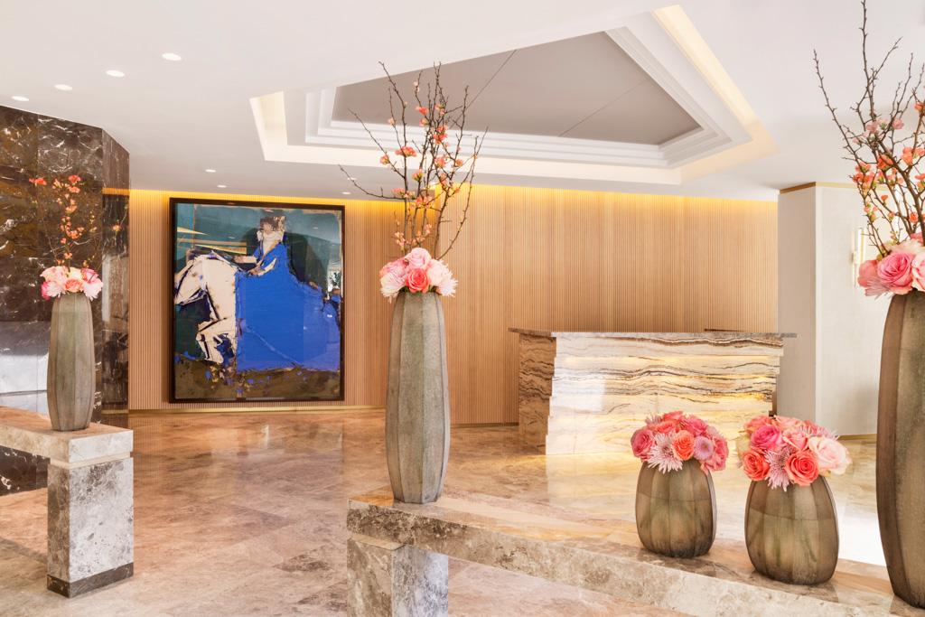 À l’intérieur, un lobby lumineux mettant à l’honneur des matériaux nobles, comme le marbre