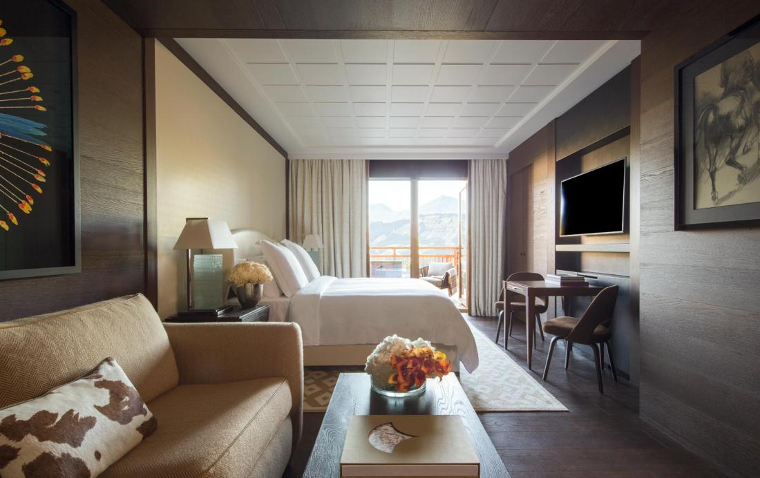 La décoration de l’hôtel, et notamment de ses 55 chambres et suites a été confiée à Pierre-Yves Rochon