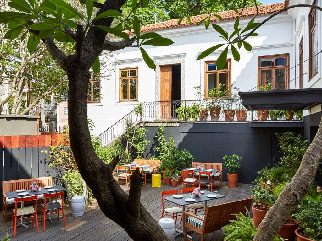 Le boutique-hôtel, perché sur les hauteurs du quartier de Santa Teresa, possède un patio aménagé