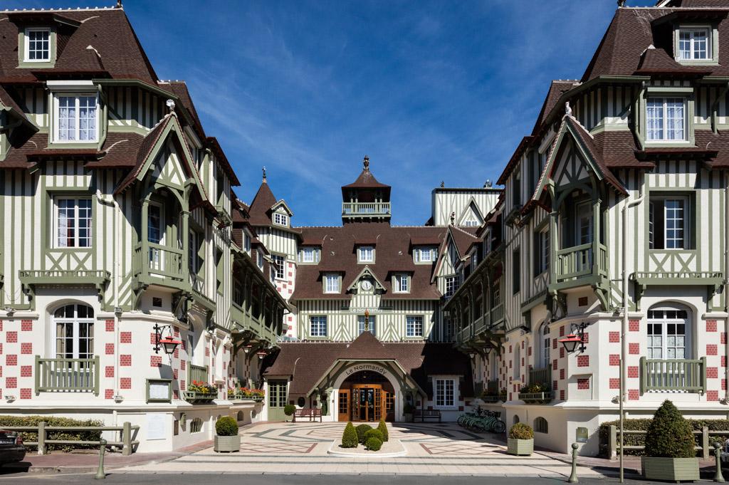Le palace de 1912 a bien entendu garder son architecture anglo-normande si caractéristique