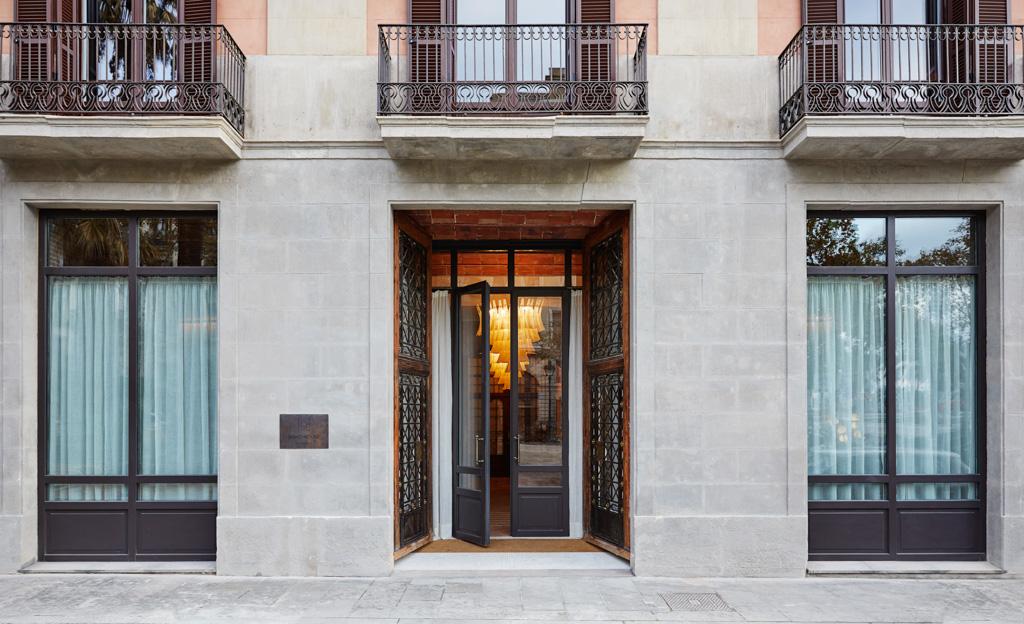 Sur la Plaça del Duc de Medinaceli, cette nouvelle « maison » a pris possession d’un édifice majestueux du 19ème siècle