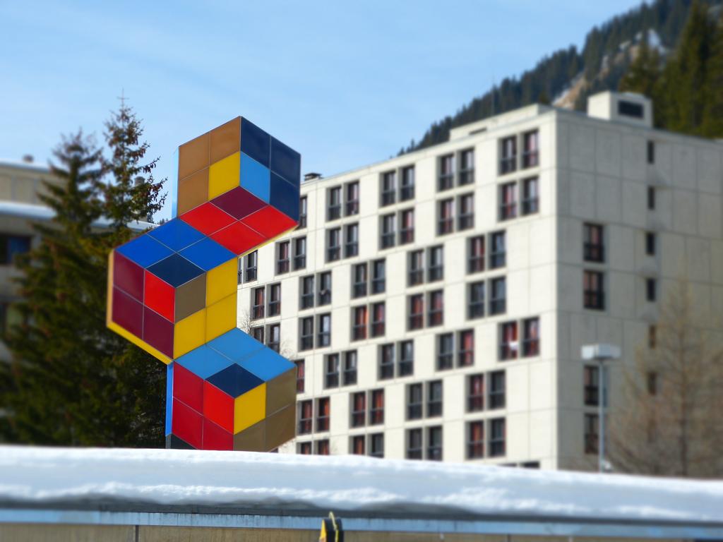 Devant l’hôtel, on retrouve les sculptures de cette station arty pas comme les autres