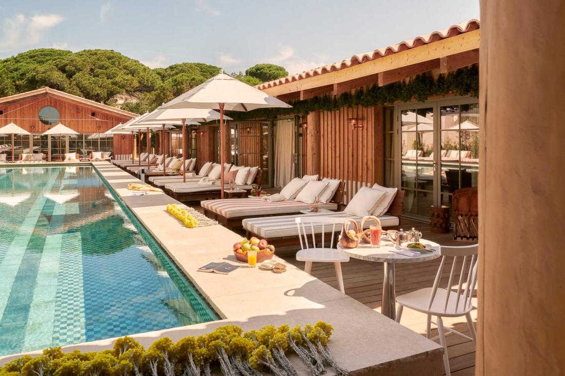 Au cœur de l’hôtel, Une piscine extérieure chauffée de 25 mètres, autour de laquelle on peut se prélasser...