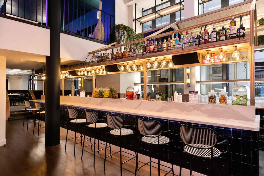 Ouvert sur la rue comme sur le passage Puteaux, le "Royal au bar" accueille la clientèle du quartier aussi bien que les guests de l’hôtel