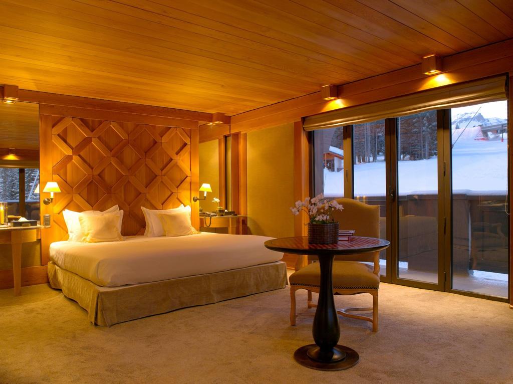 Dans les chambres, on retrouve le style Aman, ici conjugué avec l’esprit alpin d’un chalet