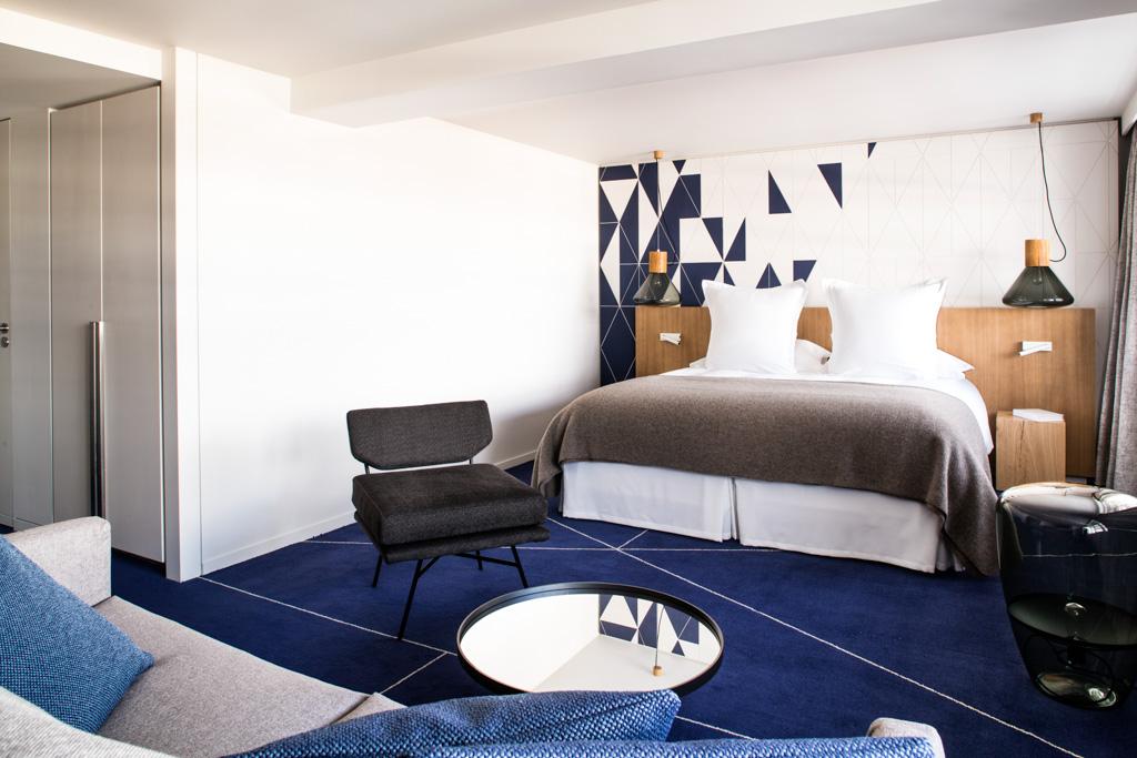 Même constat dans les chambres qui font la part belle à un décor moderne, en rupture avec les codes de l’hôtellerie de montagne
