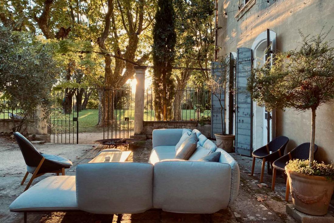 L’une des terrasses, entre soleil et lumière tamisée 