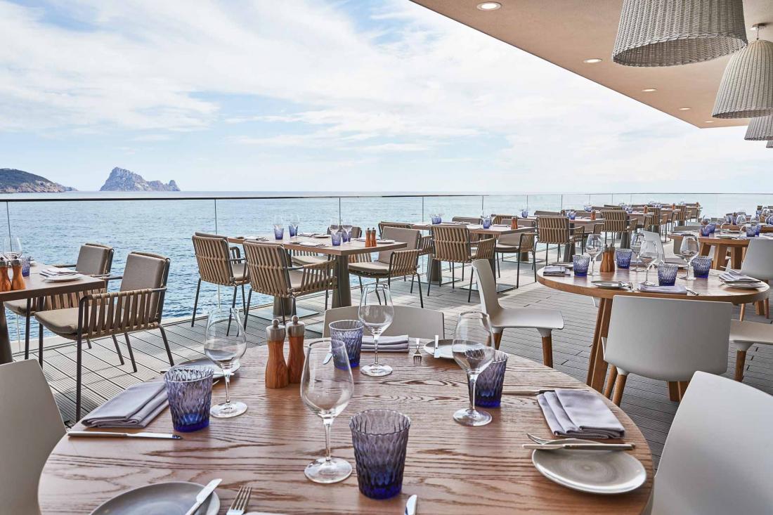 The View est le restaurant semi-gastronomique de l’hôtel. Sa terrasse est sans aucun doute l’une des plus belles de l’île