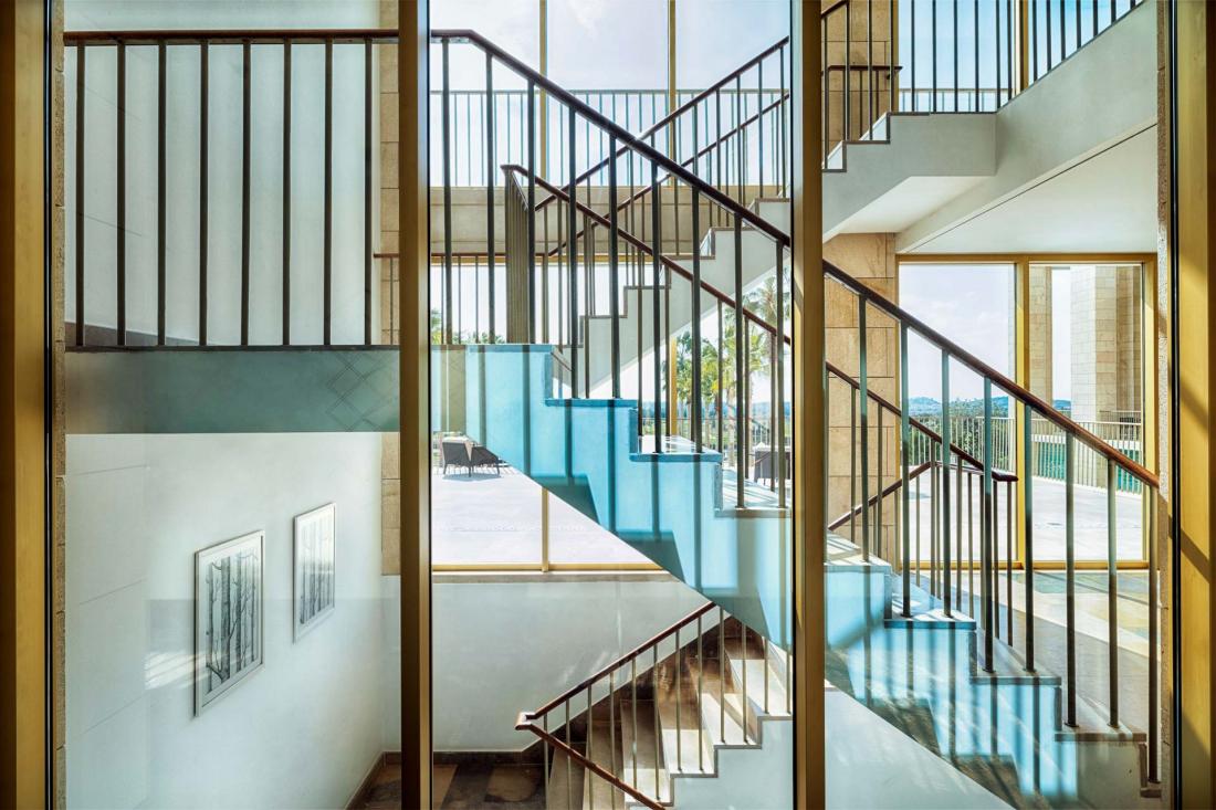 À l’intérieur, le décor est résolument contemporain