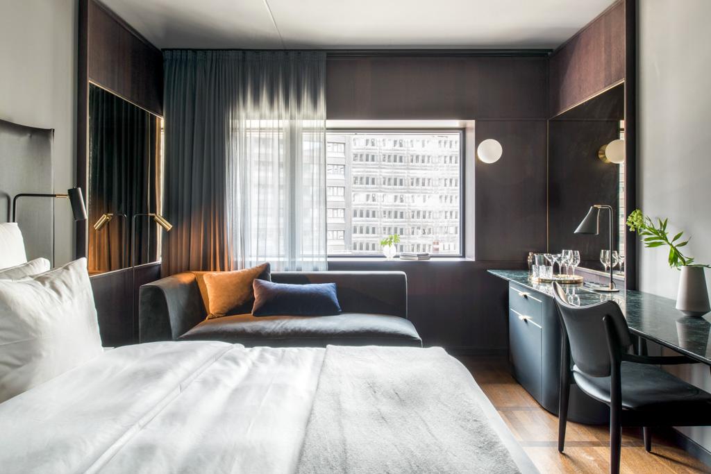 Les intérieurs des 343 chambres et suites ont été imaginés par l’agence londonienne Universal Design Studio