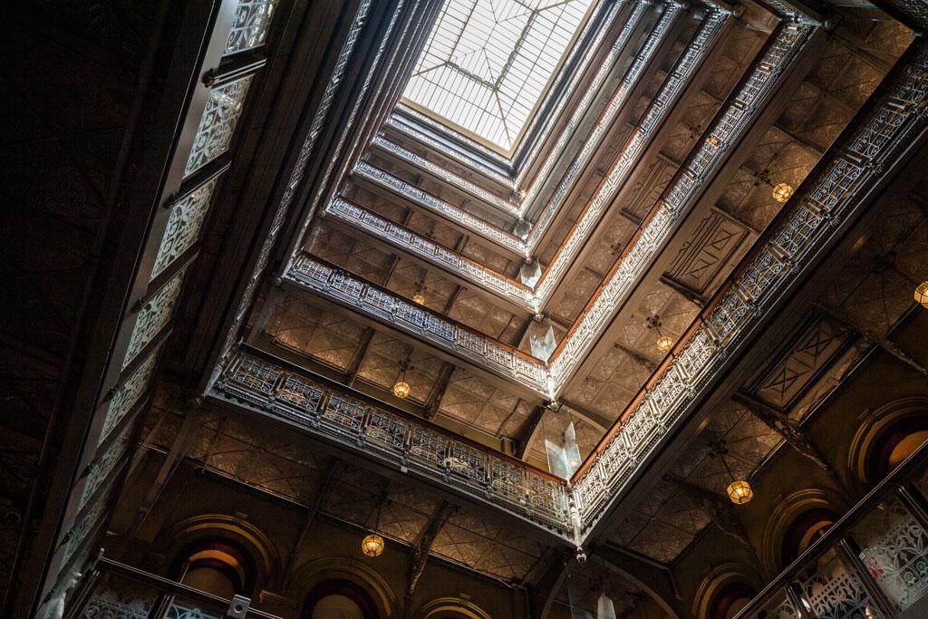 L’une des caractéristiques de ce gratte-ciel emblématique est son atrium de forme pyramidale