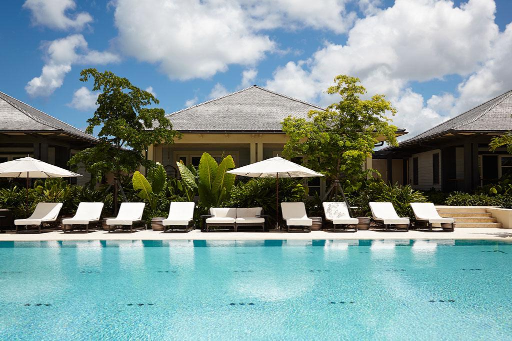 De part et d’autre du bassin, six "poolside suites" pour les clients les plus exigeants