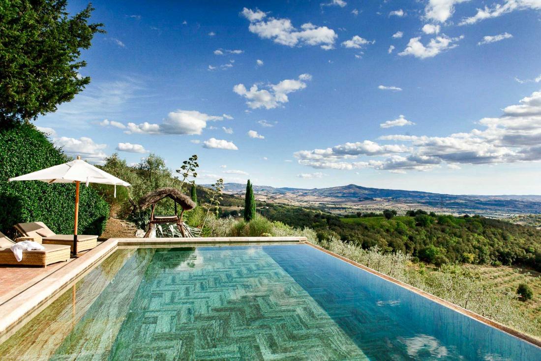 La piscine à débordement, au bord de laquelle se prélasser à l’abri des regards, offre une vue imprenable sur les paysages environnants