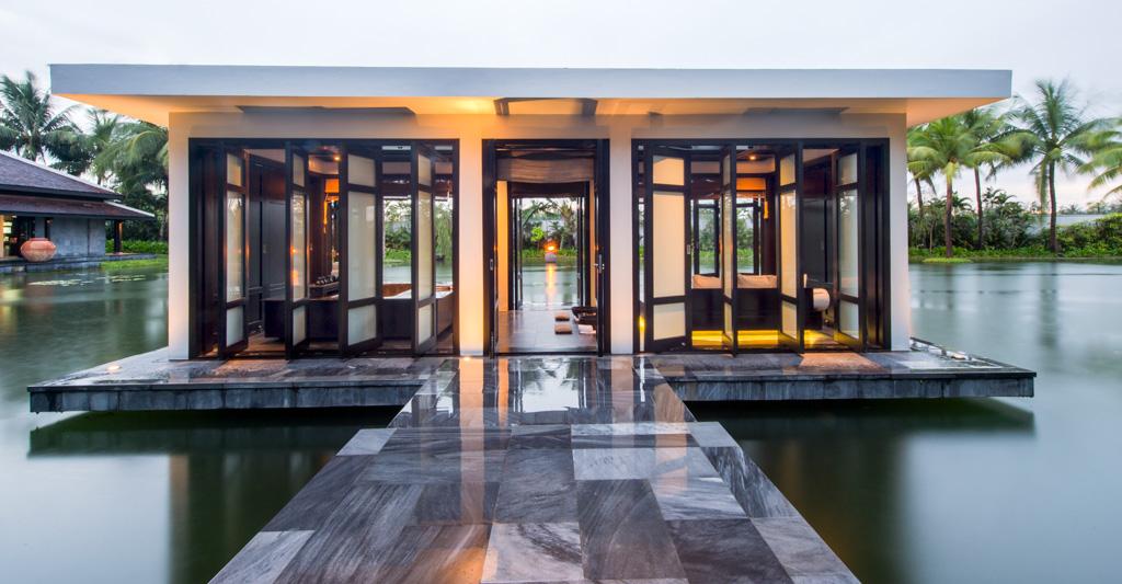 Le spa est également installé dans un ensemble de pavillons individuels, comme posés sur l’eau