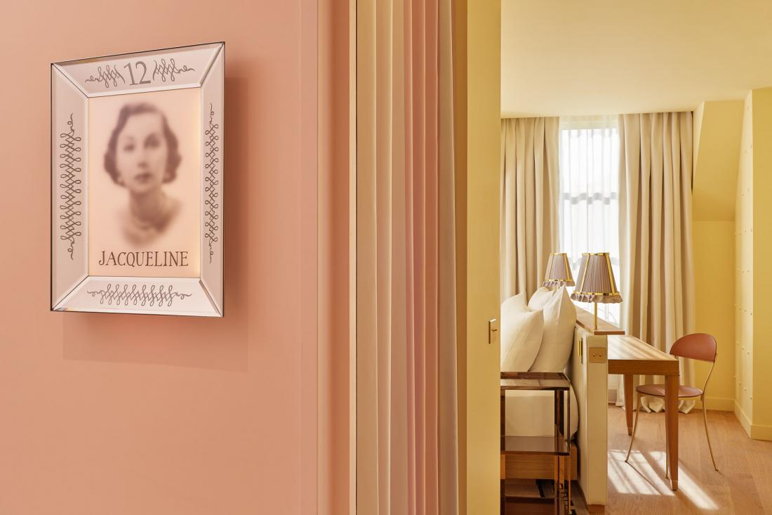 Pas de numéros pour chacune des 29 chambres et suites mais des prénoms féminins : Jacqueline, Odette, Valentine...
