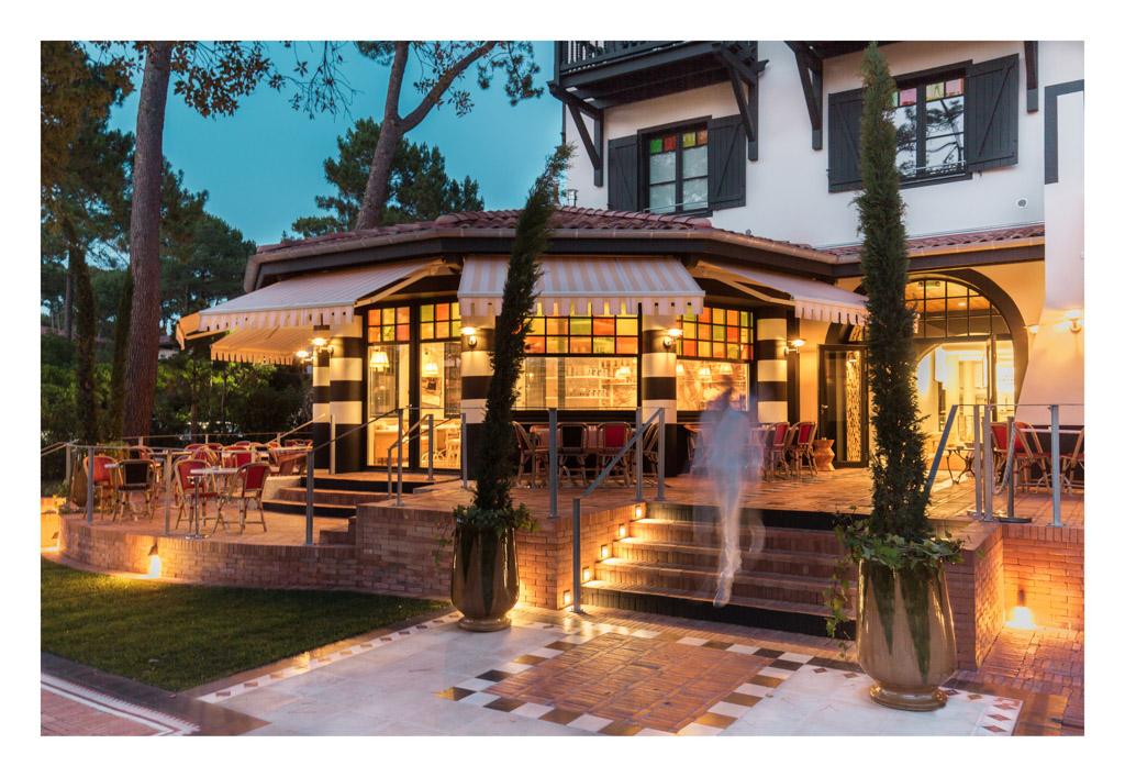 Atmosphère chic et ambiance lumineuse soignée à l’entrée de l’hôtel où se détache la nouvelle pâtisserie des lieux