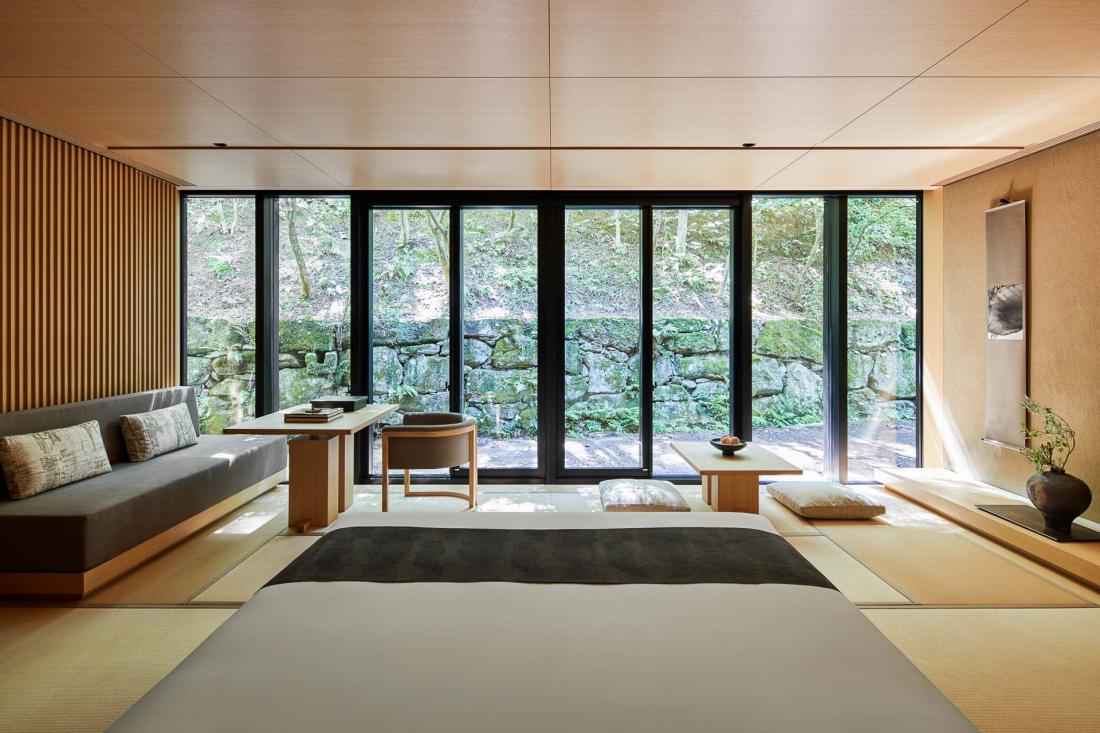 Dans les suites et pavillons, l’architecte Kerry Hill a réinterprété le style traditionnel des ryokan japonais