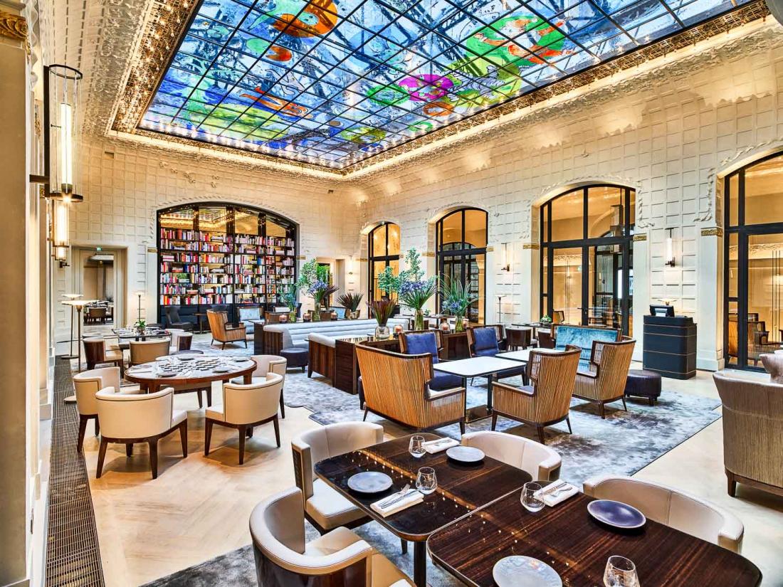 Le Saint Germain, lieu mythique de l’hôtel Lutetia, dévoile sa verrière historique réhaussée d’une œuvre contemporaine de l’artiste Fabrice Hyber