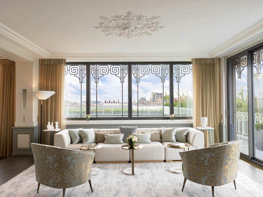 Un grand salon aux sofas modulables permet d’admirer la Tour Eiffel. À moins que l’on ne préfère profiter du sytème Home Cinema
