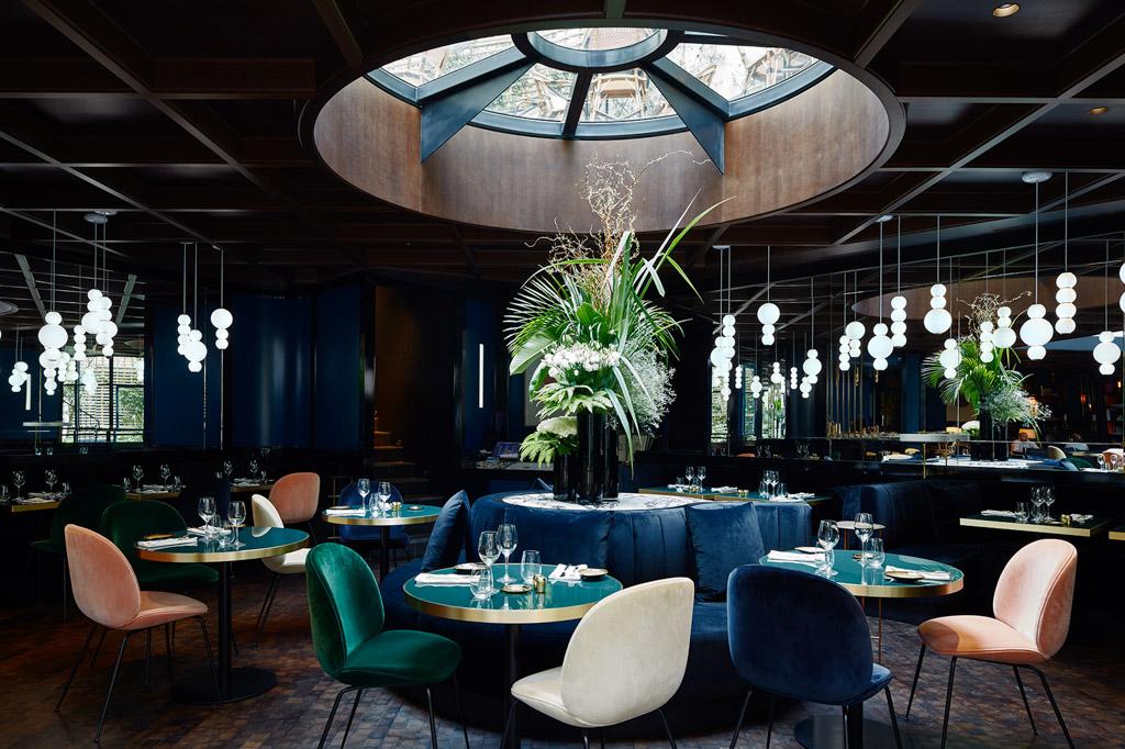 Les parties communes de l’hôtel abritent un restaurant à l’atmosphère feutrée