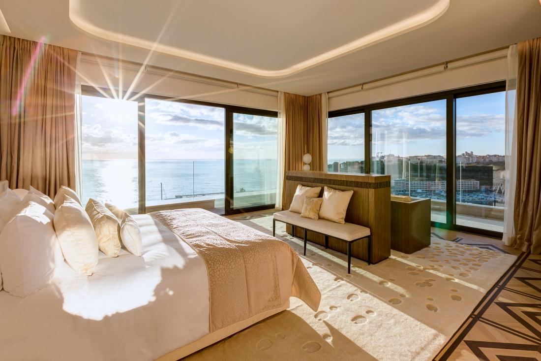 La chambre principale offre une spectaculaire vue à 180° sur la Méditerranée
