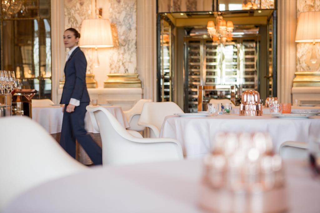 Le cuivre rosé est abondamment utilisé dans le restaurant gastronomique comme dans les autres espaces, jouant un rôle de pont esthétique