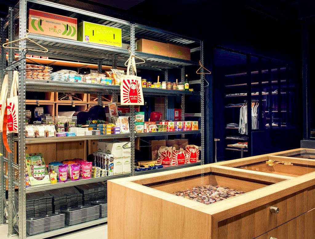 Sur la droite, la réception a été imaginée à la manière d’une épicerie. C’est ici que des pop up stores proposeront leurs créations