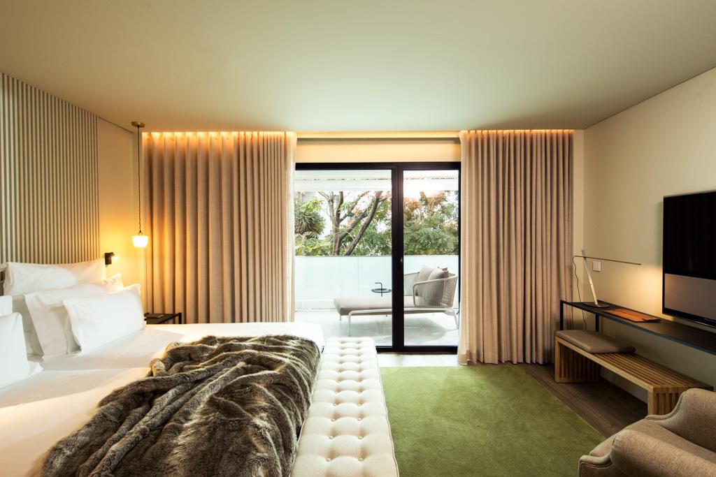 Certaines chambres, au-delà des vues, offrent même des terrasses avec transats