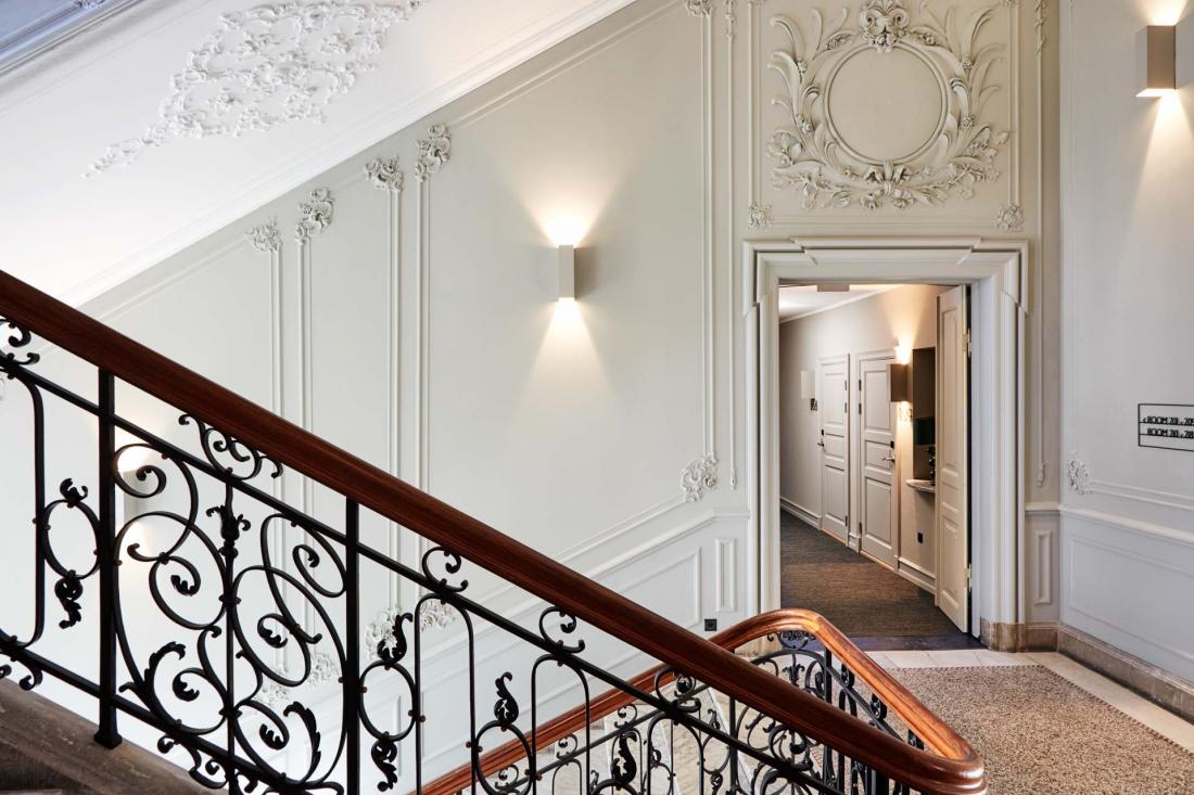 Un escalier grandiose permet d’accéder aux étages et aux 77 chambres (dont 4 suites)