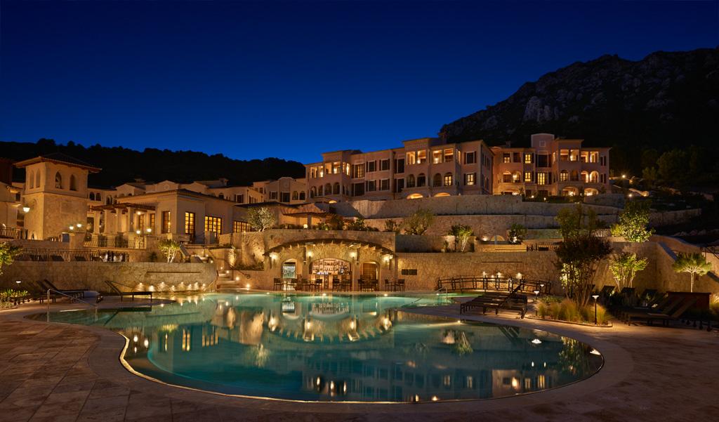 Une fois la nuit tombée, le Park Hyatt Mallorca dévoile un cadre enchanteur