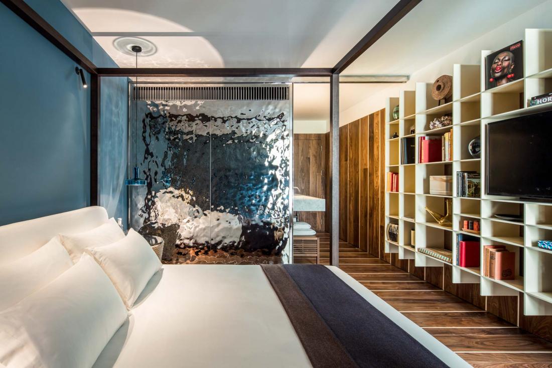 Les 38 chambres et suites offrent un décor résidentiel, avec parquet au sol...