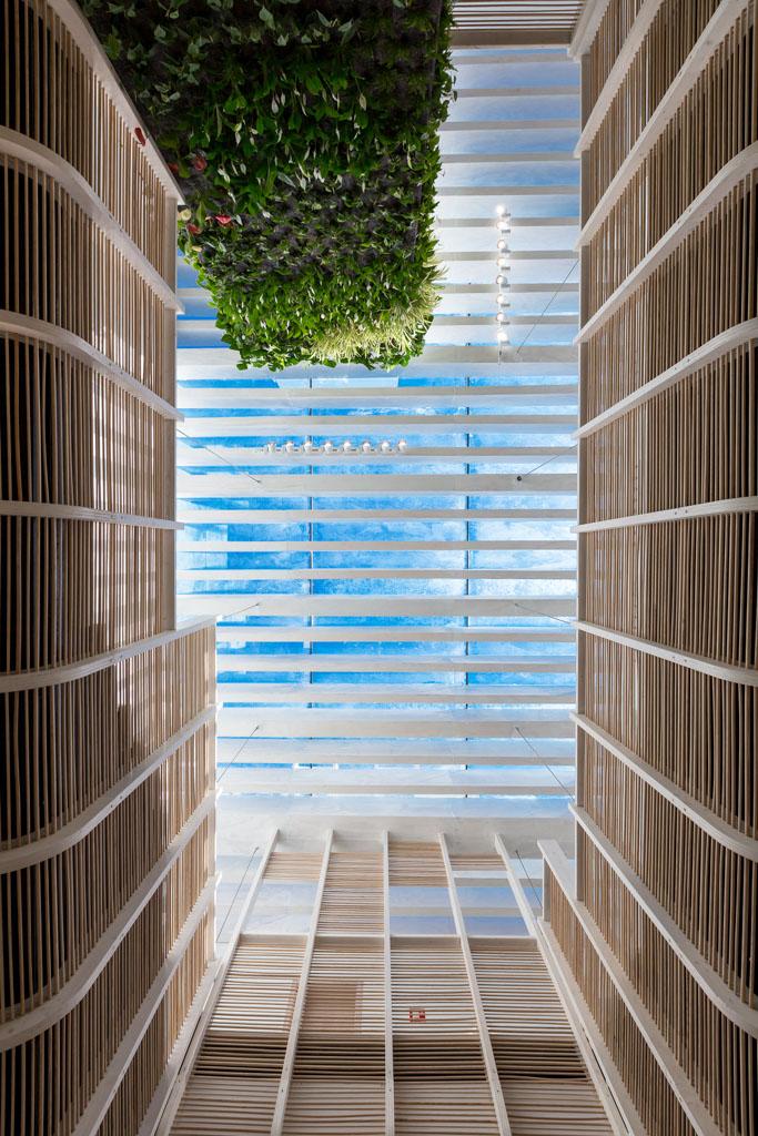 L’hôtel est baigné de lumière naturelle grâce à sa verrière