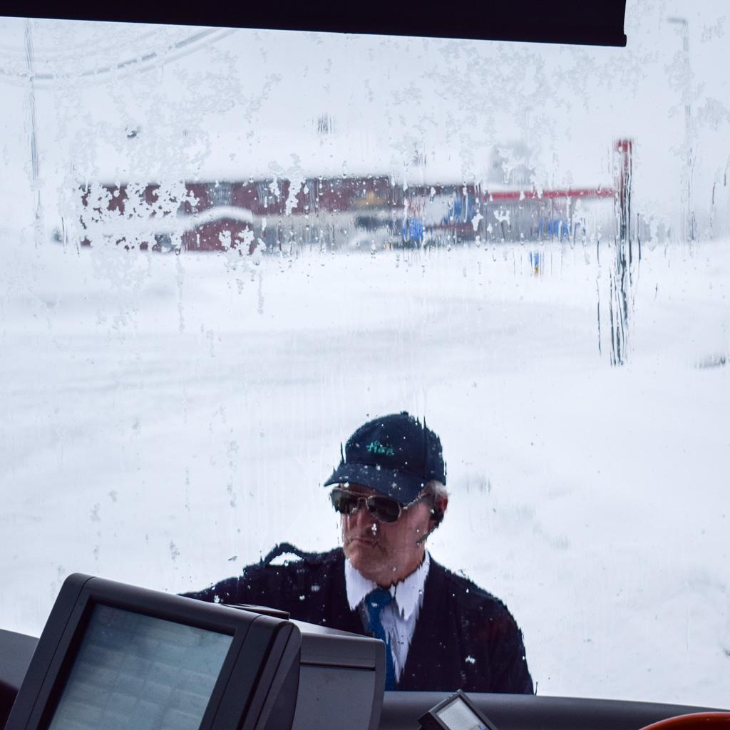 Le long du trajet, le chauffeur doit s’arrêter pour faciliter le déneigement du véhicule