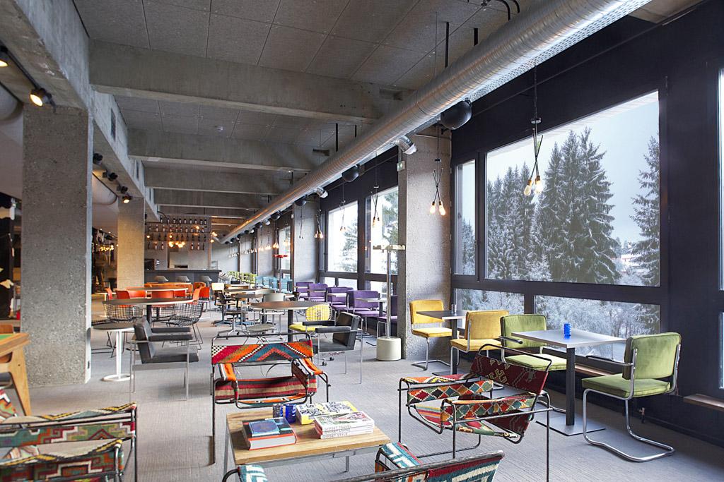 À l’intérieur de l’hôtel, de l’espace, des matériaux bruts et des couleurs vives