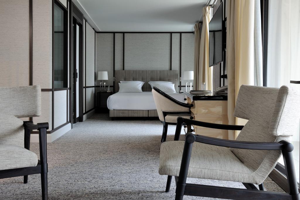 Dans les 37 chambres et suites contemporaines et zen, il a misé sur des coloris sobres...