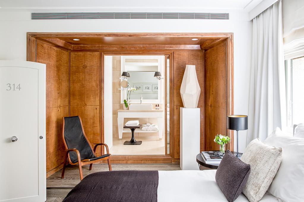 Le mobilier dans les les 18 chambres allie luxe moderne et atmosphère ancienne de la villa