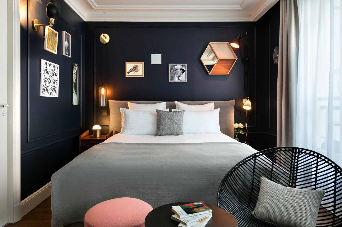 Dans les chambres, une ambiance douillette, où les matières confortables (velours, lin, coton) sont à l’honneur