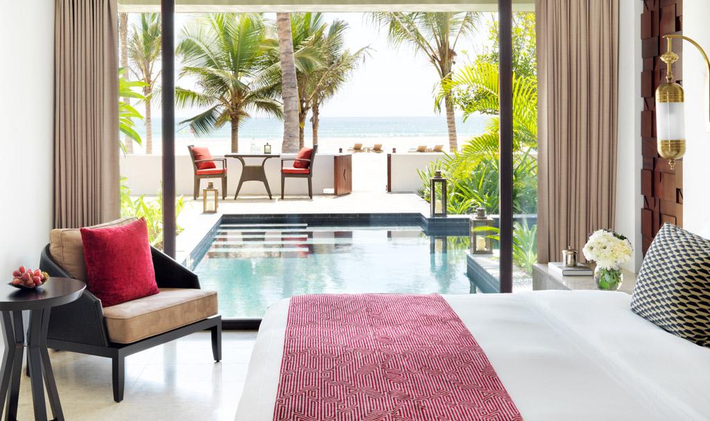 L’hôtel abrite 136 chambres et villas, offrant toutes des vues sur l’océan, le lagon ou les jardins tropicaux de l’hôtel