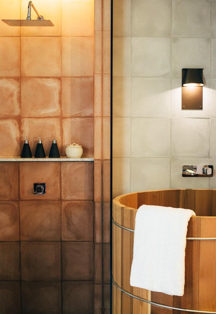 De grandes baignoires japonaises circulaires donnent un cachet particulier aux salles de bain du Bisma Eight
