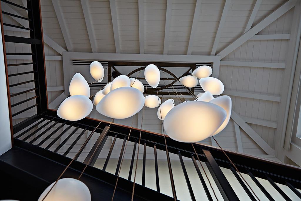 À l’intérieur, on retrouve un design contemporain...