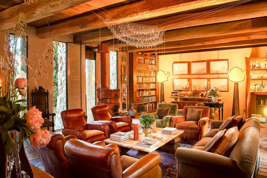 L’espace salon, que les propriétaires ont pensé comme un lieu de détente et de partage, est fait pour que chacun puisse se sentir chez soi L’espace salon, que les propriétaires ont pensé comme un lieu de détente et de partage, est fait pour que chacun puisse se sentir chez soi